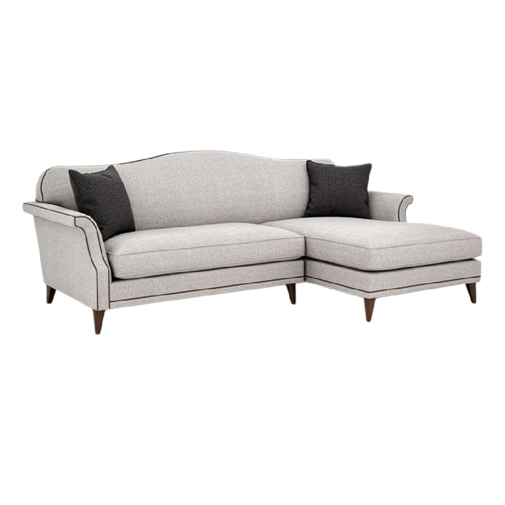 Moderne L-vormige bank met kussens in neutrale tinten.