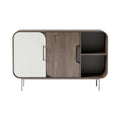 Moderne houten kast met gebeeldhouwde deuren en open schap.
