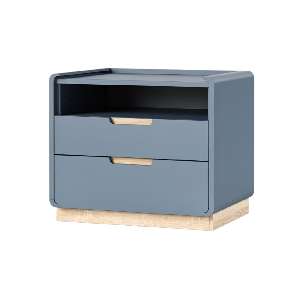 Moderne nachtkast met twee lades en open vak, blauw met houten basis.